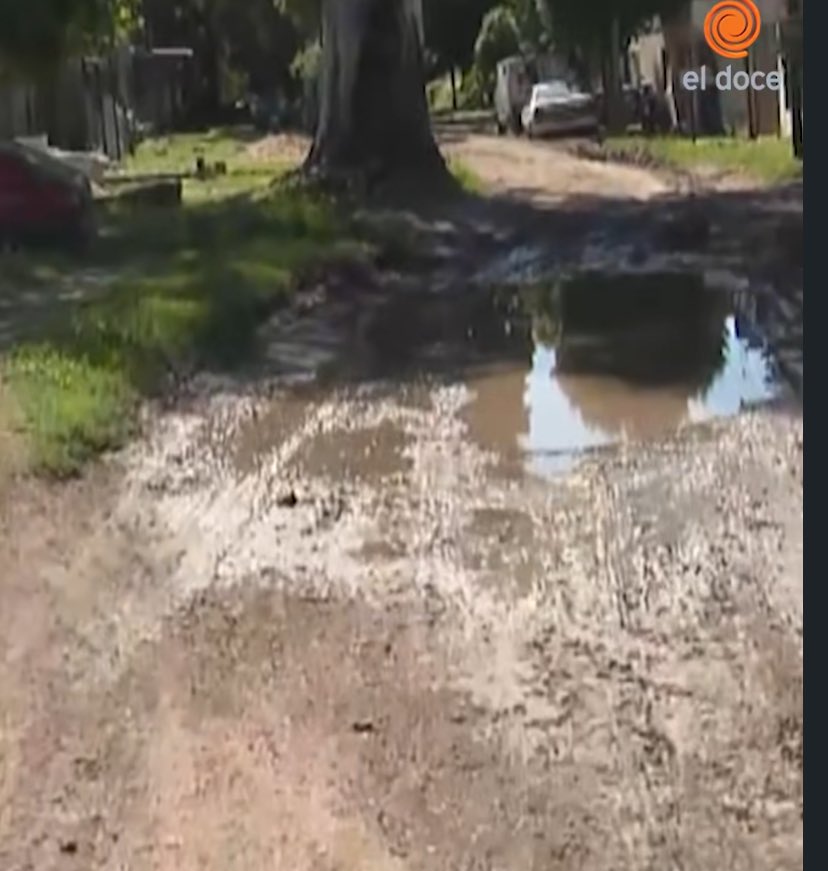 Los vecinos de Nuestro Hogar II siguen sin asfalto hace años.
Promesas vacías, calles destruidas…
pero el peronismo tiene plata para ponerte la cara de Llaryora hasta en el papel higiénico.
Propaganda sobra, obras faltan.