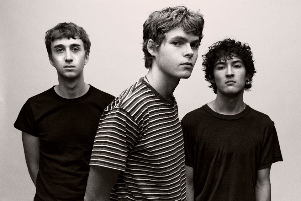 aesquinca's tweet image. El talento parece estar en el ADN de la familia Martin. Moses Martin, hijo de Chris Martin de #Coldplay y la actriz Gwyneth Paltrow, debutó oficialmente con el #AlfaEstreno "PROMISE", el primer sencillo de la banda de rock alternativo «PEOPLE I'VE MET», que formó junto a  Andrew