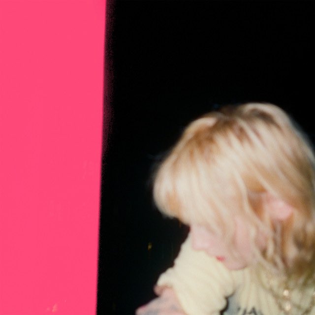 aesquinca's tweet image. El talento parece estar en el ADN de la familia Martin. Moses Martin, hijo de Chris Martin de #Coldplay y la actriz Gwyneth Paltrow, debutó oficialmente con el #AlfaEstreno "PROMISE", el primer sencillo de la banda de rock alternativo «PEOPLE I'VE MET», que formó junto a  Andrew