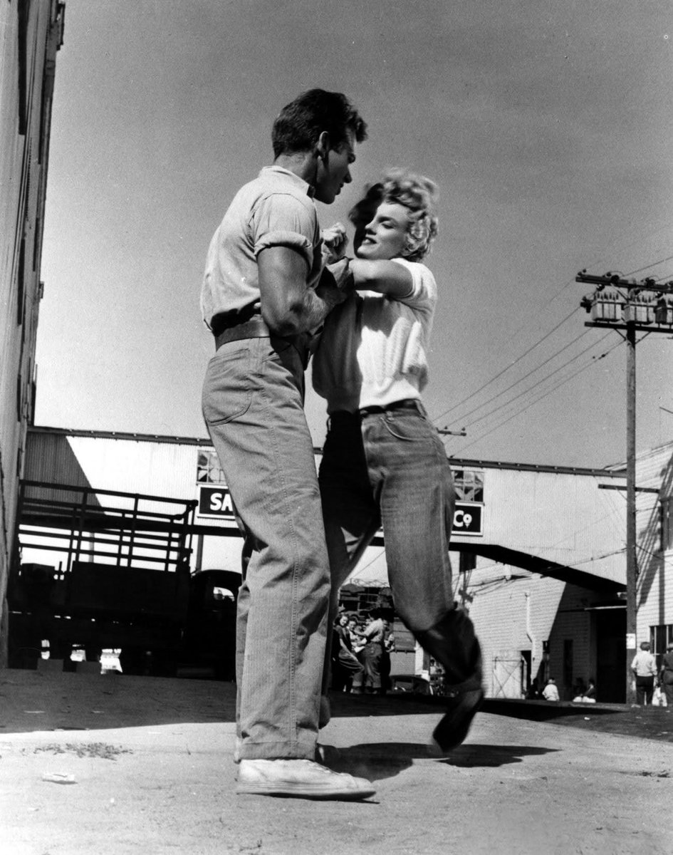 Clubpassionmar2's tweet photo. Bonne journée de jeudi.
Have a sweet Thursday.

Quelques autres...

#marilynmonroe #Marilyn #clubpassionmarilyn #ClashByNight #ledémonseveillelanuit #peggy #KeithAndes #photospublicitaires #publicityshots https://t.co/gwyYVCGLOV