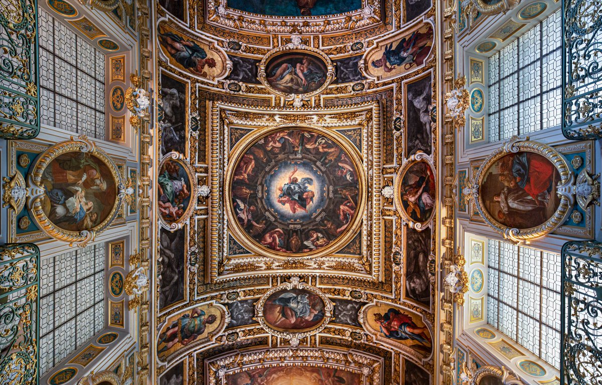 CFontainebleau's tweet image. 🔴 𝗟𝗲𝘃𝗲𝘇 𝗹𝗲𝘀 𝘆𝗲𝘂𝘅... 𝗲𝘁 𝗮𝗱𝗺𝗶𝗿𝗲𝘇 ! 👀
À #Fontainebleau, le regard ne sait plus où se poser ! Et si aujourd'hui, on levait la tête pour s'attarder un instant sur les plafonds ? 😍

📸 Un grand merci à Skudygraphik pour ces clichés exceptionnels ! ❤️ #JeudiPhoto