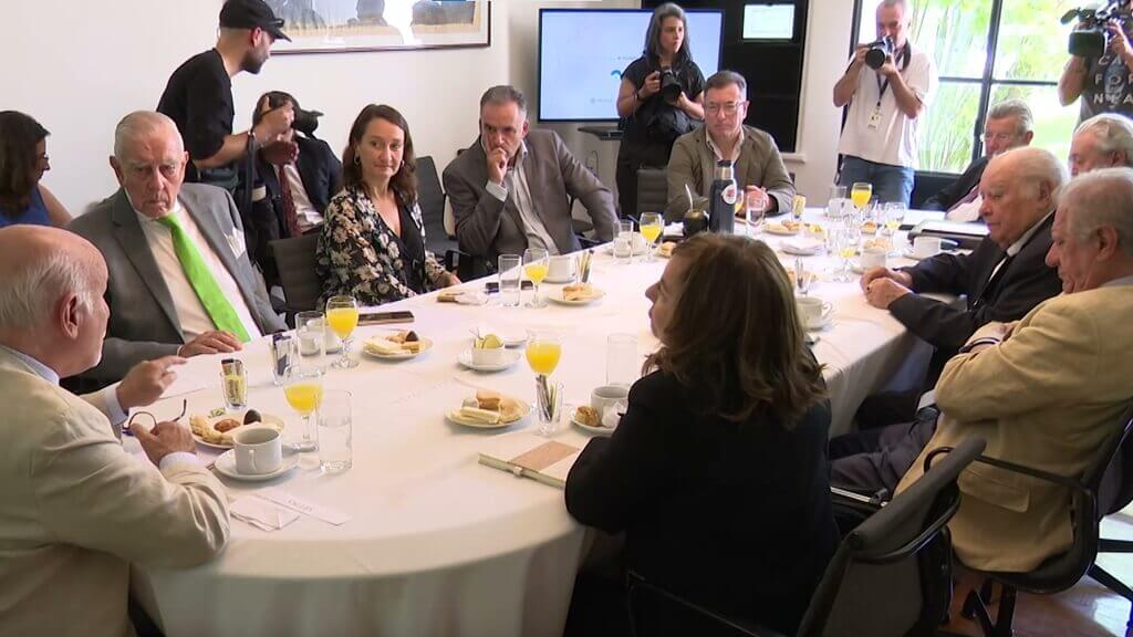 🎙️🎥 En #LaTertuliaEnPerspectiva con Miguel Fernández Galeano, <a href="/LicandroOscar/">Oscar Licandro</a>, @v_pasquet y <a href="/perezanalaura/">Ana Laura Pérez</a>.

Orsi participa en una reunión para analizar el escenario regional e internacional.

enperspectiva.uy/en-perspectiva…