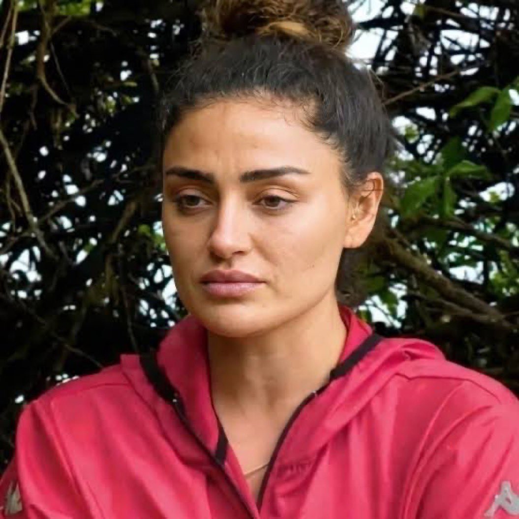 Nazcansuhaber's tweet image. Bu akşam Survivor’da 2 kişiden biri elenecek: 

Dilan mı, Seren Ay mı? Sizce kim kalsın, kim gitsin?

#Survivor2026 #Survivor #Dilan #Serenay