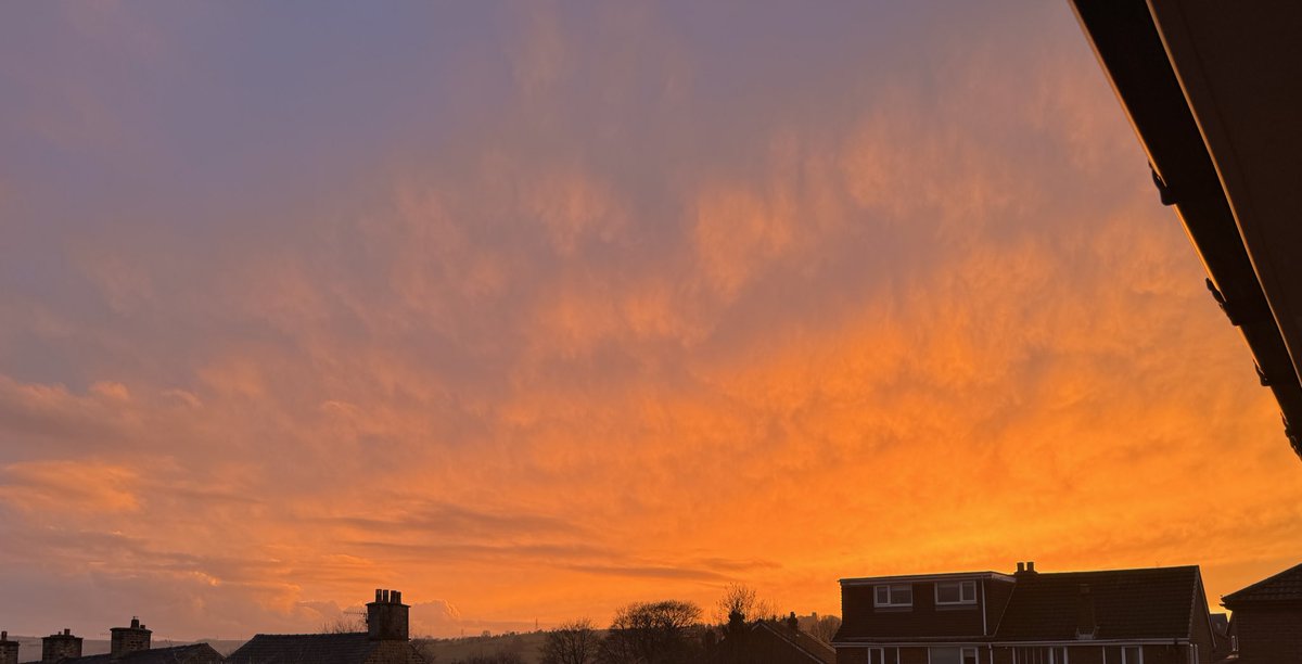 DanBarto2002's tweet photo. @Syndicate Was just looking out my window as well, only a few miles from you. Sky is incredible this afternoon. https://t.co/gTvRAfkfAg