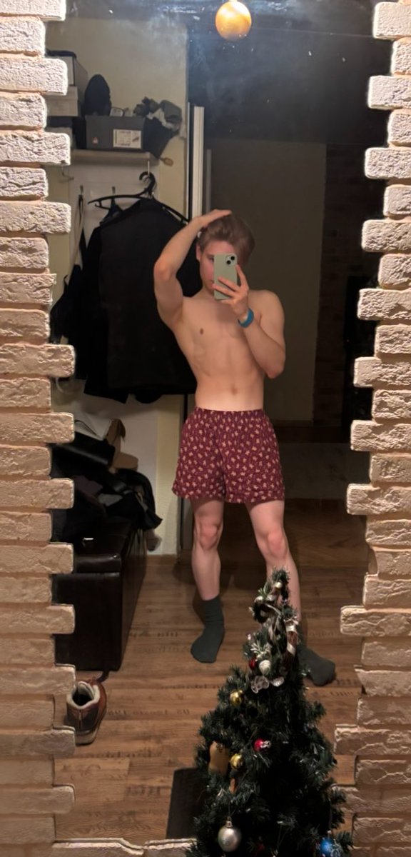 Mikhail_K_A's tweet image. так ну #нюдсочетверг
до и после нового года

эхххх... нахрен я эту стыдобу пощу