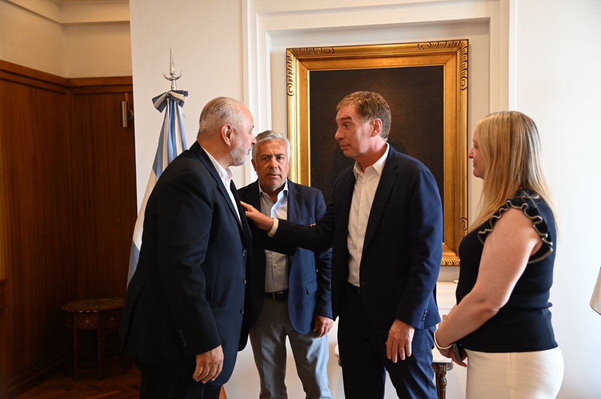 Recibimos en Mendoza al ministro del Interior, <a href="/diegosantilli/">Diego Santilli</a>, y le planteamos una agenda concreta de temas que requieren una respuesta inmediata por parte de la Nación. Solicité el avance y la finalización de obras viales que son de competencia nacional y fundamentales para la