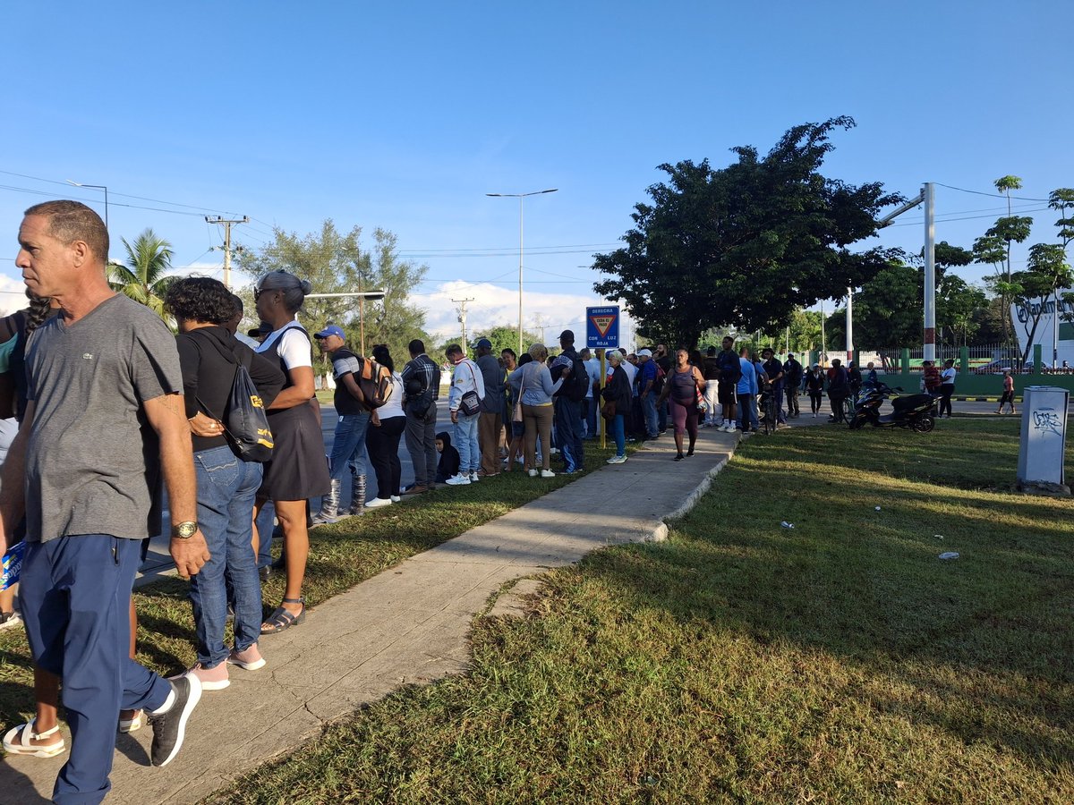 Todo lo noble y útil que junta a los hombres que comparten Patria, ideales, batallas, sentimientos, nos une a los 32 héroes cubanos que cayeron combatiendo. #HonorYGloria