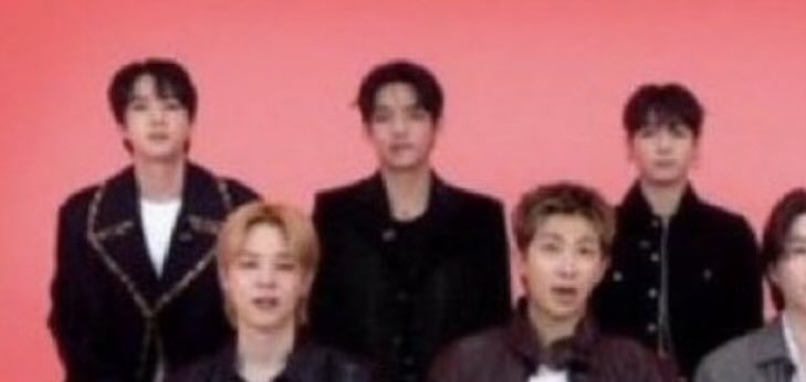 thvngguk's tweet image. LARGE                    medium                   ˢᵐᵒˡ