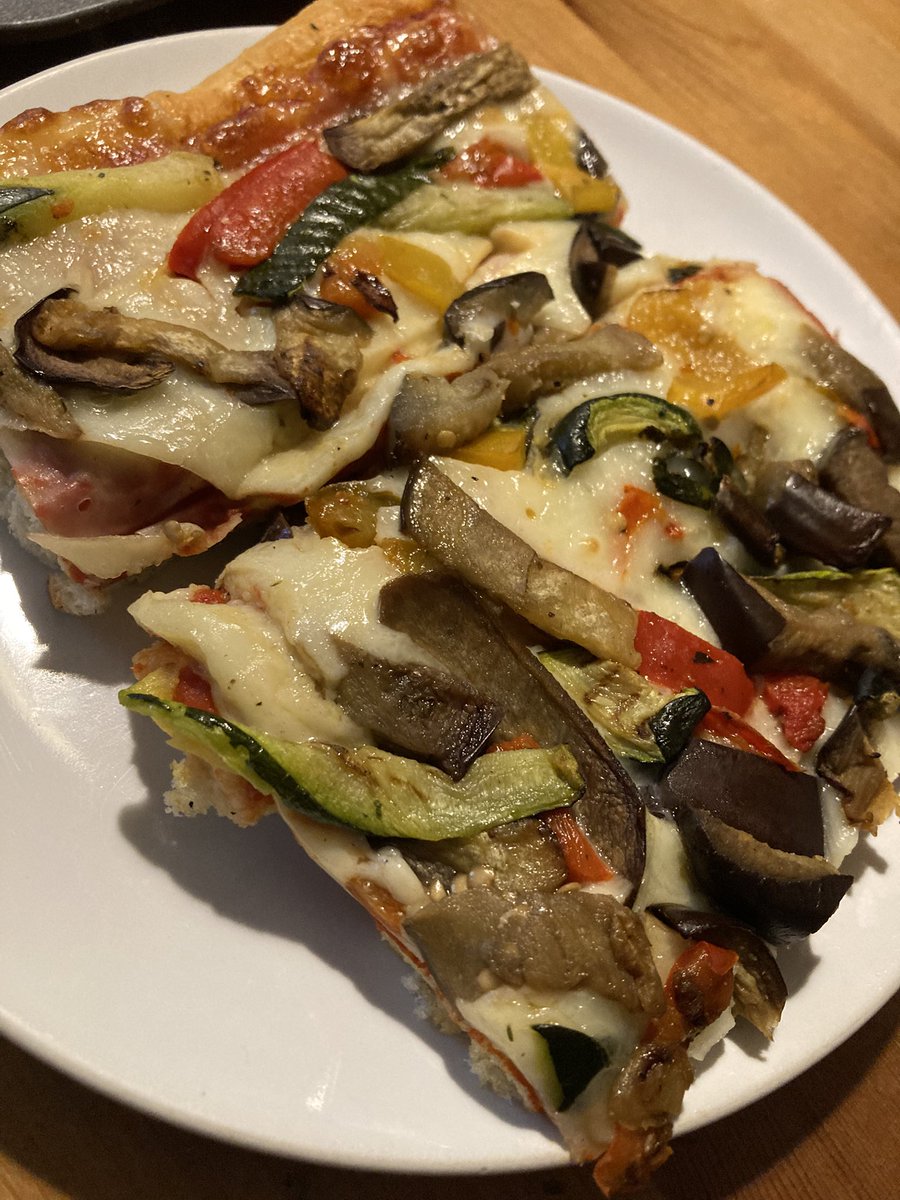 スーパーのパンコーナーの切売りピッツァ。 お野菜たっぷり、生地厚くて1枚でお腹いっぱいに。 ちなみに2.5ユーロ。 日本円にしても450円くらいかな。  レストランの値上がりがすごいので、旅行中はスーパー活用もおすすめ。 食べ物は美味しい🇮🇹✨️