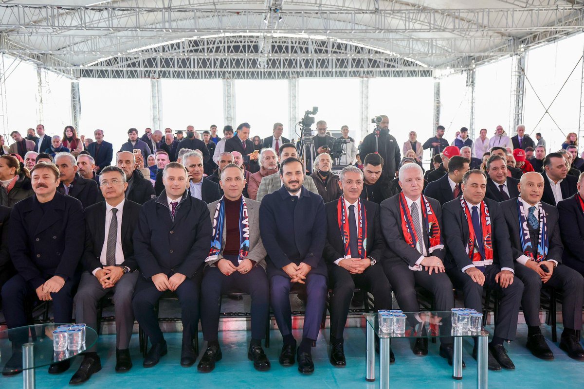 Tarihin, medeniyetin ve zengin kültürün başkenti Mardin! Bu kadim şehrin güzel insanlarıyla, Mardin Tanıtım Günleri’nde bir araya geldik, tanış olduk, sohbet ettik. Sıcakkanlığı, misafirperverliği ve hoş sohbeti için çok teşekkür ederim. Hoş geldin, hoş bulduk Mardin!