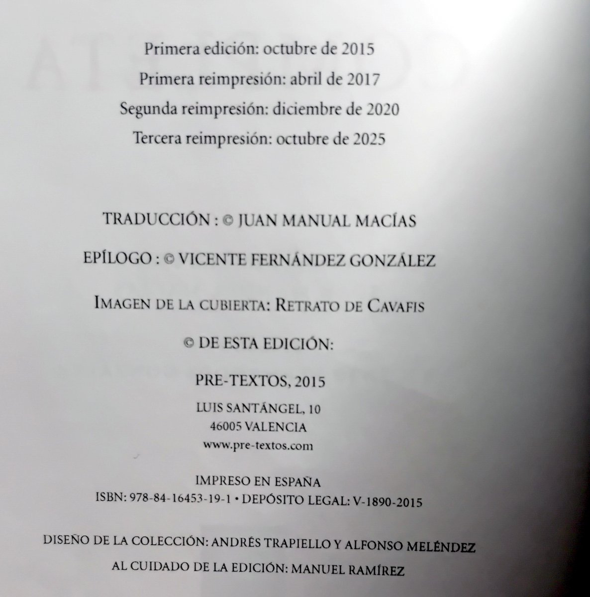 Tres reimpresiones ya de mi traducción de la Poesía completa de Cavafis ilusionan, por supuesto, lo suyo. Pero sobre todo me recuerdan lo agradecido que debo estar a todos los amigos lectores que este libro ha ido encontrando desde 2015.