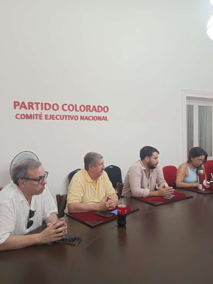 En sesión extraordinaria del <a href="/CEDMontevideo/">CED Montevideo</a> del <a href="/PartidoColorado/">Partido Colorado</a> junto a su secretaria <a href="/marurosello/">Ma Eugenia Roselló</a> y el edil <a href="/FdePaganini/">Federico Paganini</a>, recibiendo al <a href="/ConvzlaUY/">ConVzla Uruguay</a>