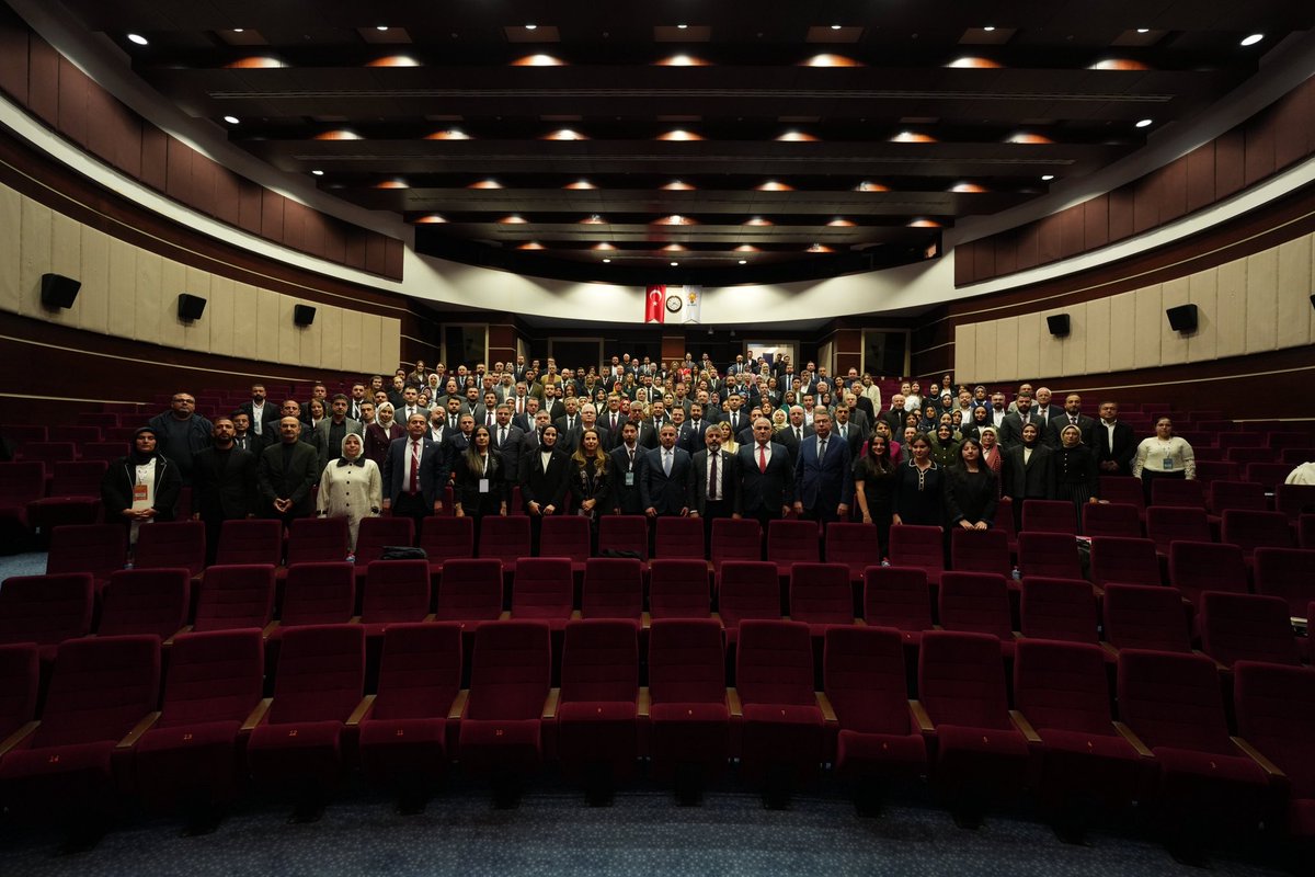 SUzkurt's tweet photo. AK Parti Sağlık Politikaları Başkanlığımız koordinasyonunda, 81 ilimizden il, kadın ve gençlik kolları sağlık politikaları başkanlarımızla bir araya gelerek kapsamlı bir değerlendirme yaptık.

Bu toplantıyı özel kılan; Sağlık Bakanımız, Bakan Yardımcılarımız ve Genel Müdürlerimizin teşkilatımızla doğrudan temas kurmasıydı. Sahada yürütülen çalışmalar, yapılan son düzenlemeler ve önümüzdeki döneme dair hedefler açıkça paylaşıldı; soru–cevap formatında sahadan gelen her başlık doğrudan muhataplarıyla ele alındı.

Ortak aklı ve uyumu güçlendiren bu buluşmada, koordinasyonu derinleştirdik; vatandaş beklentilerini ve sahadan gelen geri bildirimleri merkeze alarak Sağlıklı Türkiye Yüzyılı hedeflerimiz doğrultusunda ortak bir yol haritası geliştirdik.

Kıymetli başkanım Prof. Dr. Halit Yerebakan başta olmak üzere bu toplantının gerçekleşmesinde emeği olan herkese, ve katılımlarıyla bizleri onurlandıran Prof. Dr. Kemal Memişoğlu ve sağlık bakanlığı heyetine teşekkür ederiz.
