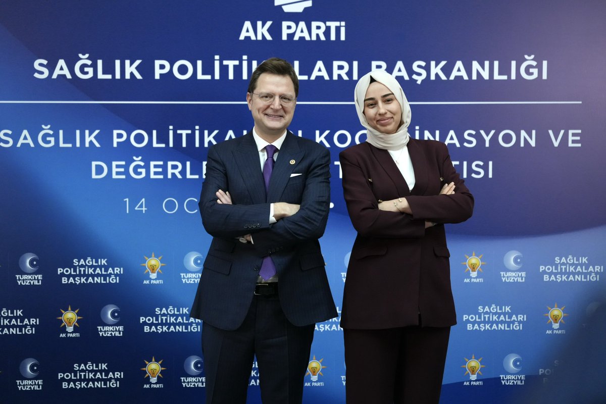 SUzkurt's tweet photo. AK Parti Sağlık Politikaları Başkanlığımız koordinasyonunda, 81 ilimizden il, kadın ve gençlik kolları sağlık politikaları başkanlarımızla bir araya gelerek kapsamlı bir değerlendirme yaptık.

Bu toplantıyı özel kılan; Sağlık Bakanımız, Bakan Yardımcılarımız ve Genel Müdürlerimizin teşkilatımızla doğrudan temas kurmasıydı. Sahada yürütülen çalışmalar, yapılan son düzenlemeler ve önümüzdeki döneme dair hedefler açıkça paylaşıldı; soru–cevap formatında sahadan gelen her başlık doğrudan muhataplarıyla ele alındı.

Ortak aklı ve uyumu güçlendiren bu buluşmada, koordinasyonu derinleştirdik; vatandaş beklentilerini ve sahadan gelen geri bildirimleri merkeze alarak Sağlıklı Türkiye Yüzyılı hedeflerimiz doğrultusunda ortak bir yol haritası geliştirdik.

Kıymetli başkanım Prof. Dr. Halit Yerebakan başta olmak üzere bu toplantının gerçekleşmesinde emeği olan herkese, ve katılımlarıyla bizleri onurlandıran Prof. Dr. Kemal Memişoğlu ve sağlık bakanlığı heyetine teşekkür ederiz.