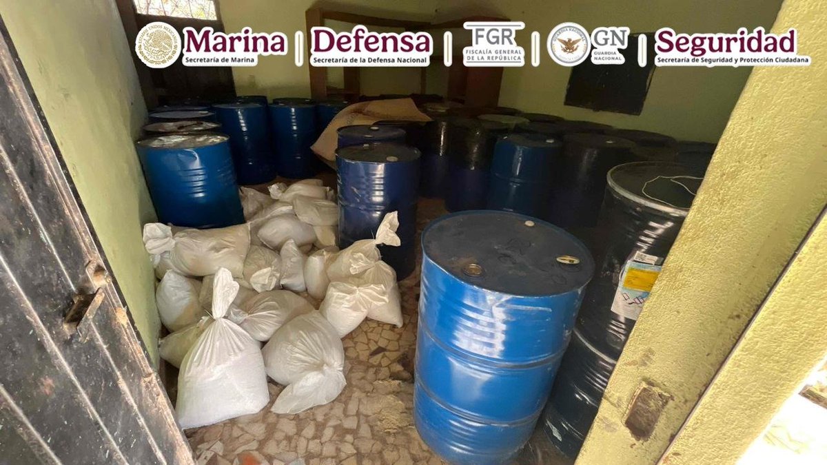 CorresponsalsMX's tweet image. 🚨Desmantelan en Guerrero #narcolaboratorios y narcocampamentos donde se elaboraban distintas #drogas sinteticas en el municipio de #Petatlán.
en los operativos realizados por la @Defensamx1 @FGRMexico @GN_MEXICO_  y @SSPCMexico 
también se ubico equipo táctico y armas.
 #estados