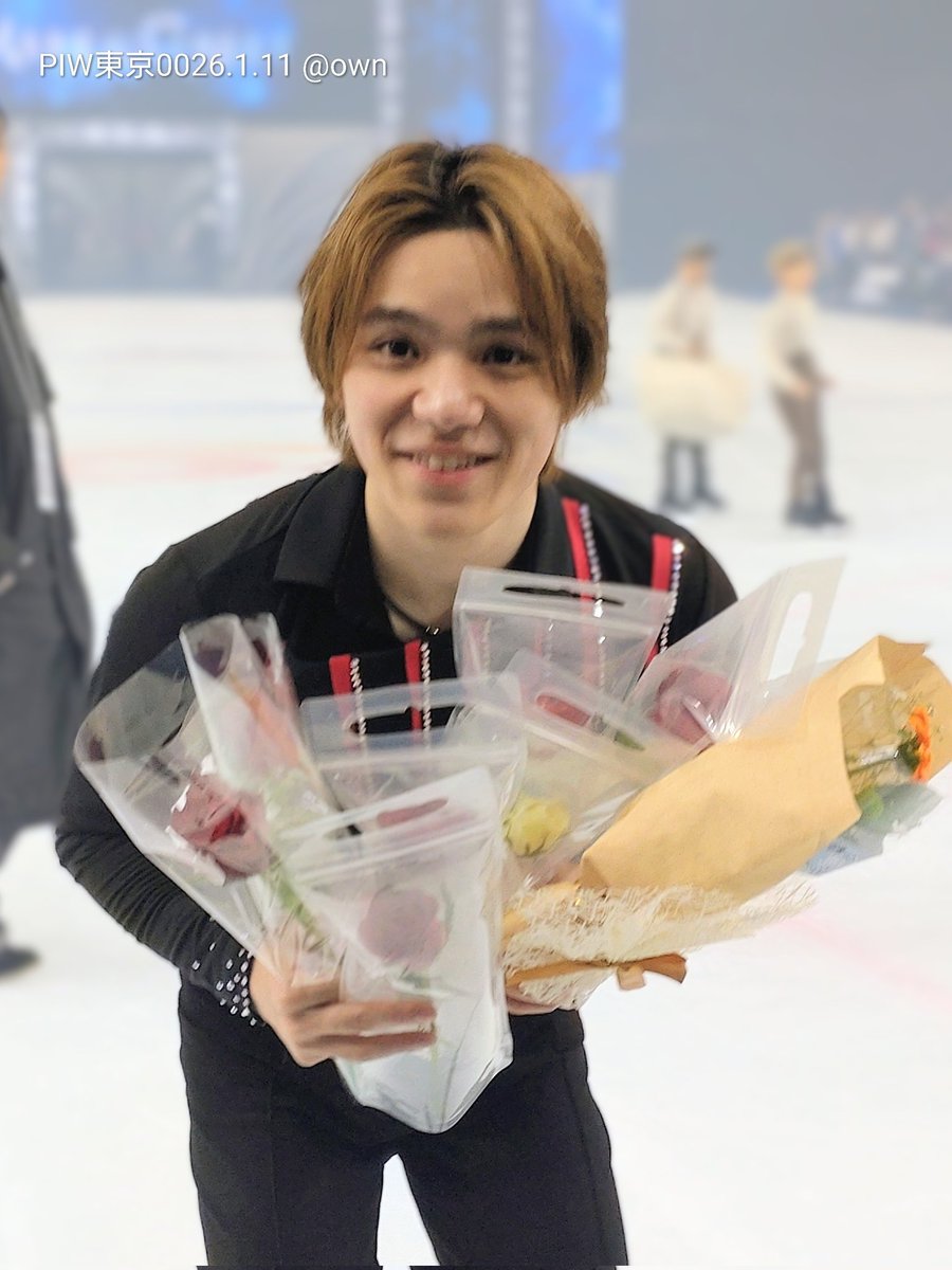 PIW東京 2026.1.11 昼公演
お花いっぱい抱えて優しい笑顔の昌磨さん✨️
去り際まで目を見て話してくれありがとうございました！
#宇野昌磨
#PIW東京
#プリンスアイスワールド