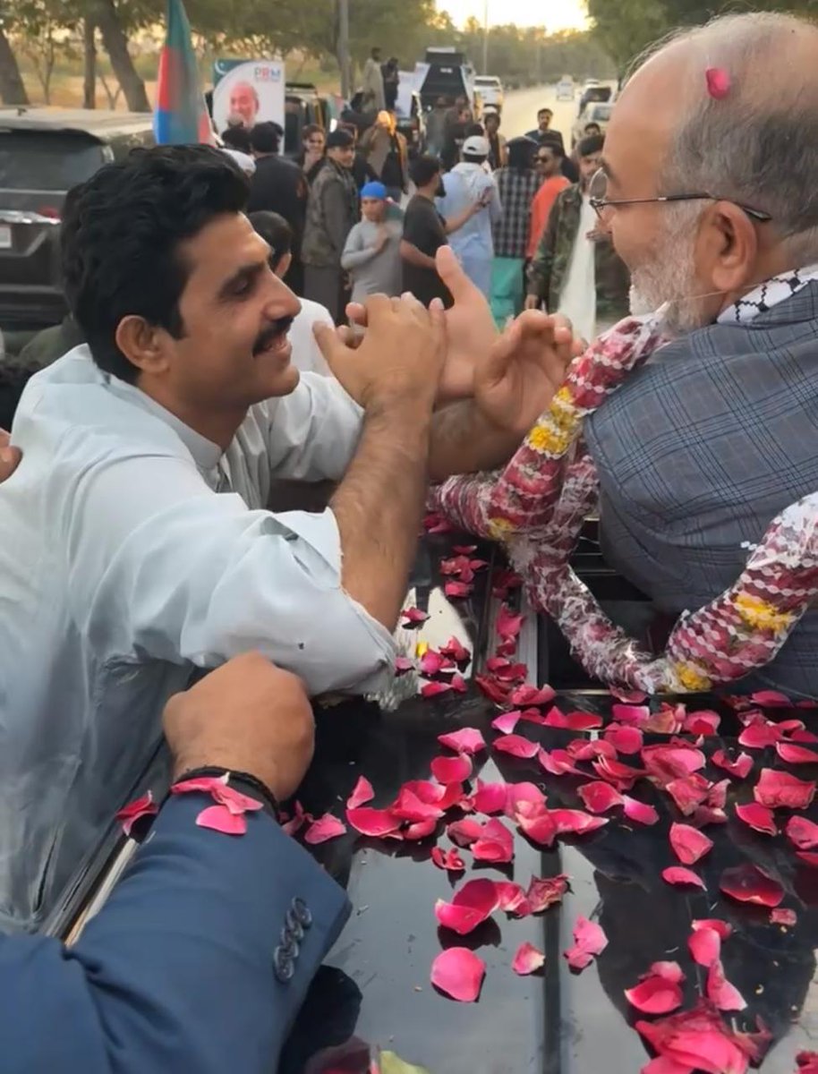 کراچی ائیرپورٹ
آمریت مردہ باد 
جمہوریت زندہ باد 
پاکستان رائٹس موومنٹ