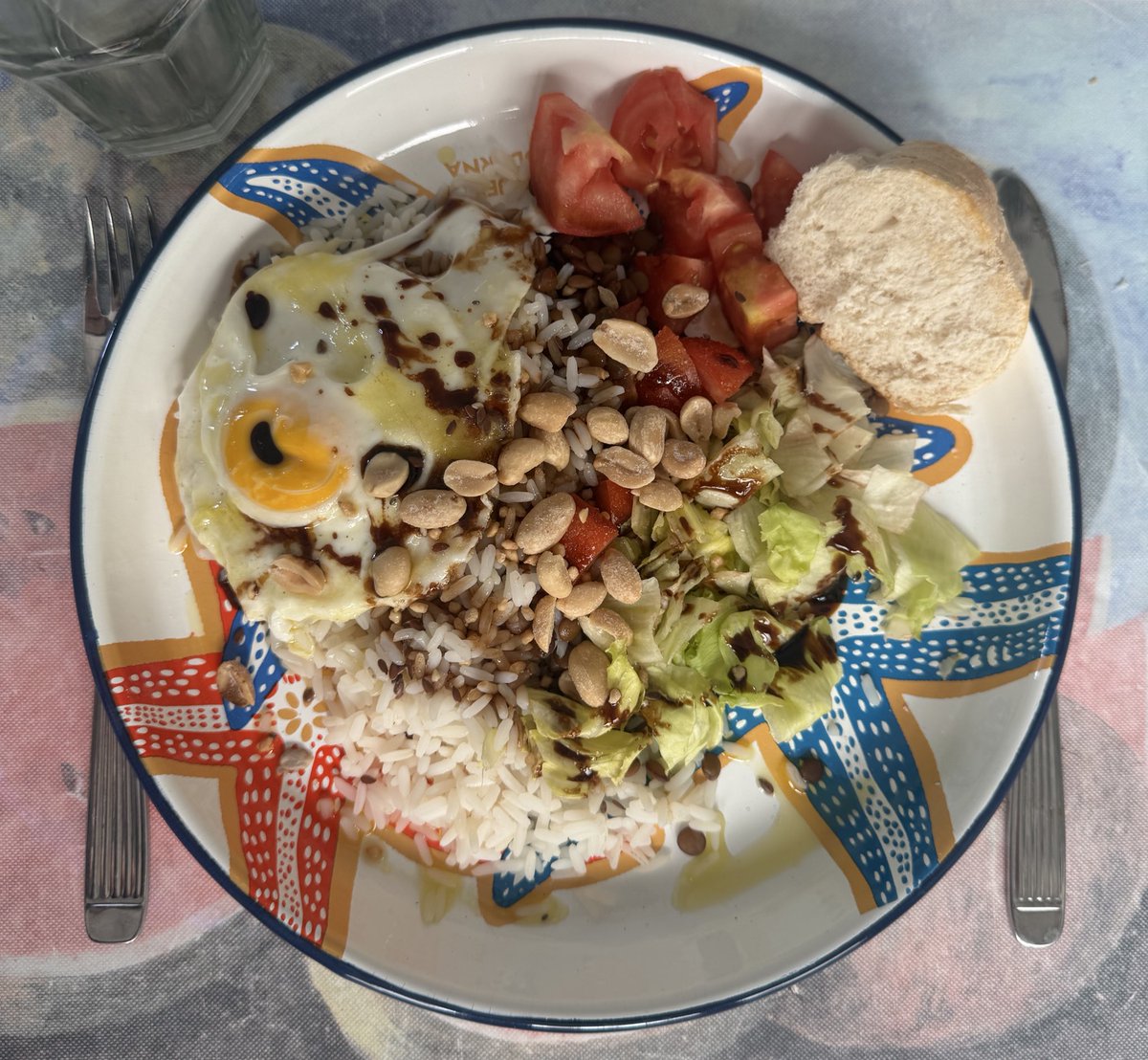 #nuestratarde Jacinta almuerza arroz, lentejas, huevo frito, lechuga, tomate + maní y mix de semillas. Oliva, aceto, sal rosa y voilà ¡Saludos a Roxy &amp; equipo 💚! 

<a href="/todonoticias/">TN - Todo Noticias</a>