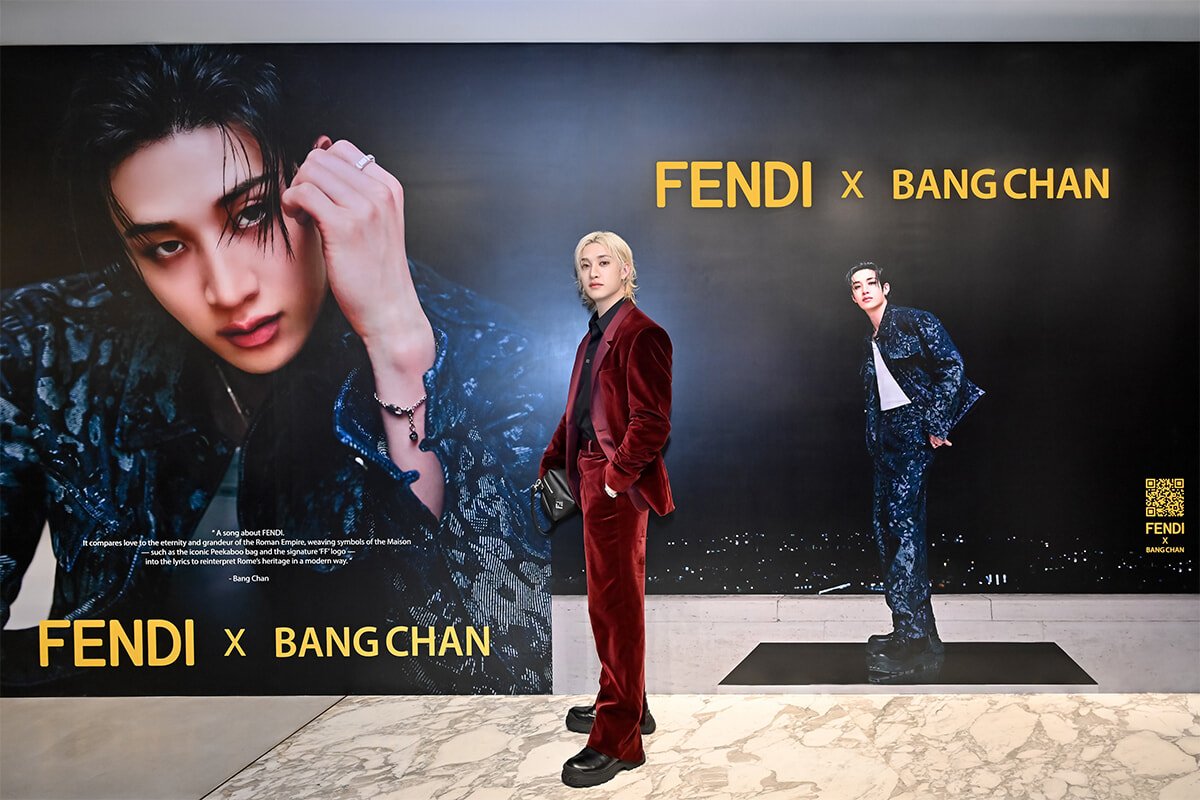 Un año atrás, Bang Chan se convertía en el nuevo deslumbrante embajador de Fendi! 
De la mano de la marca, él incursionó más en el mundo de la moda y en su propio estilo musical!

Celebremos con tags!

ONE YEAR ONE ICON FENDI MUSE BANG CHAN
#1YearOfBangChanxFENDI 
#BangChanxFENDI
