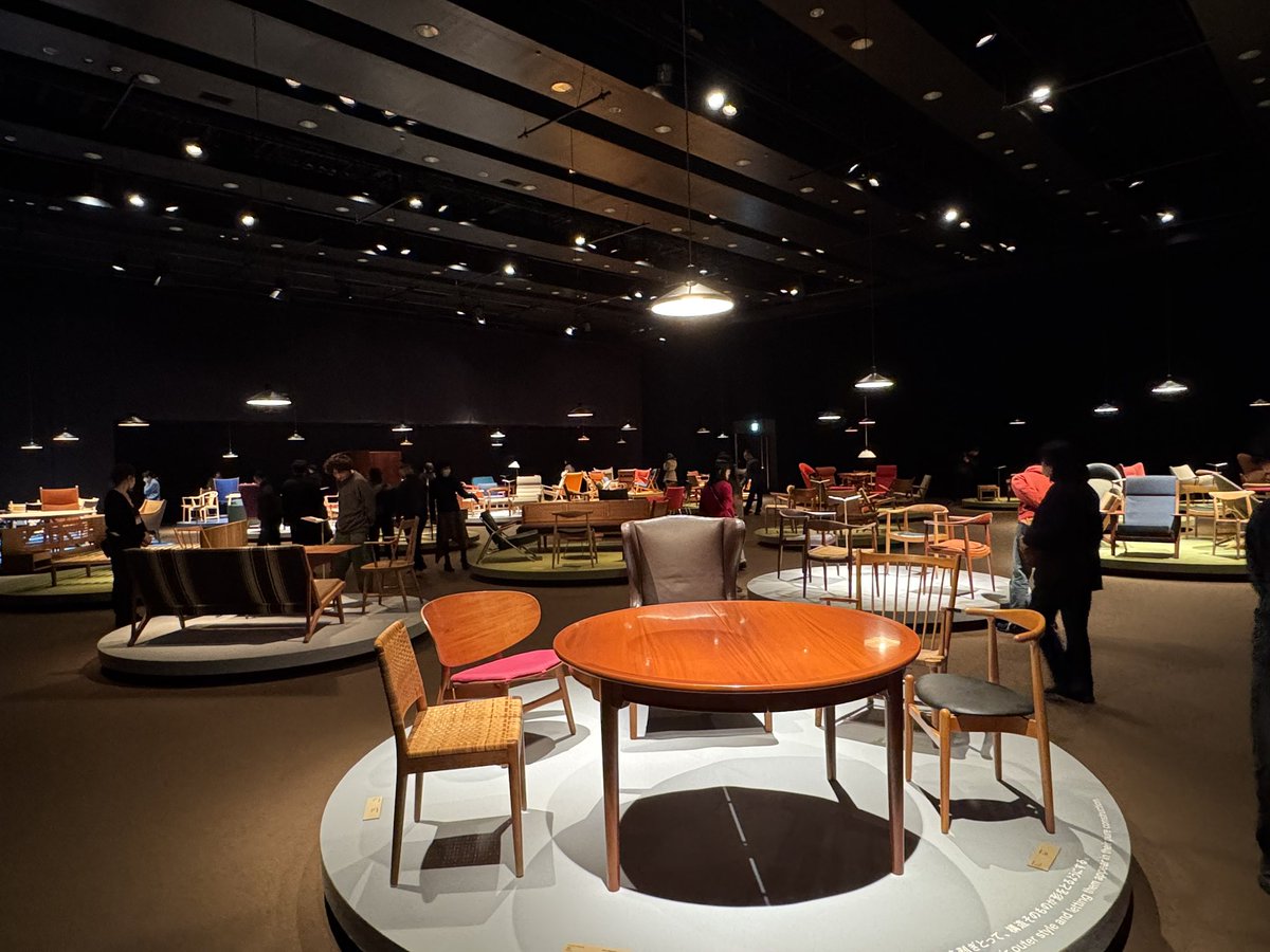 新年会の前に
建築知識ビルダーズ木藤編集長とともに
ウェグナー展へ。
予想を上回る大きな展覧会でした。
時間がなくて早足で概観しただけですが
美しい木の椅子を極めた仕事に圧倒されました。