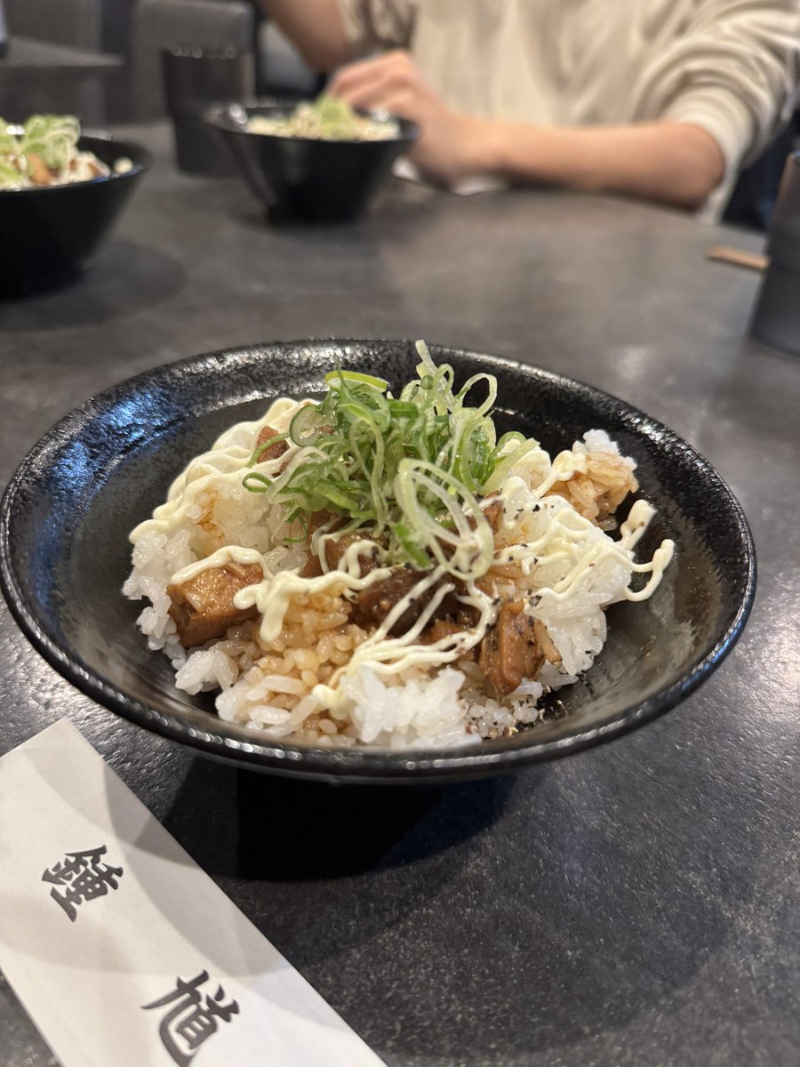 komegaski's tweet image. 【大阪 十三】中華そば 鍾馗
ザ・繁華街にあるラーメン屋は、素ラーメンがライス付き650円から食べられて、ミニチャーシュー丼付きのセットでも1,000円という破格の値段でお腹いっぱいになれる、信じられないお店でした。