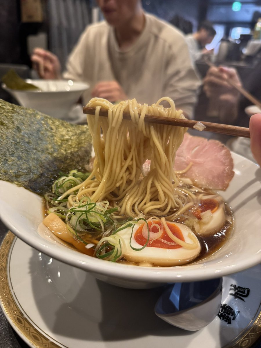 komegaski's tweet image. 【大阪 十三】中華そば 鍾馗
ザ・繁華街にあるラーメン屋は、素ラーメンがライス付き650円から食べられて、ミニチャーシュー丼付きのセットでも1,000円という破格の値段でお腹いっぱいになれる、信じられないお店でした。