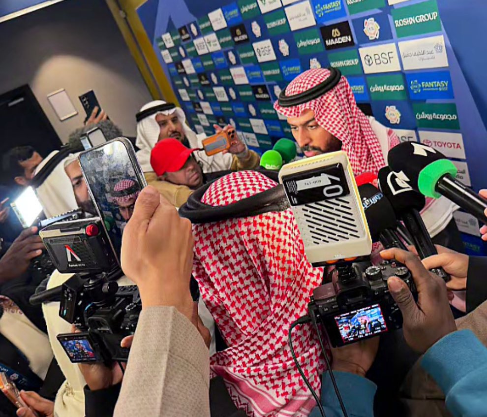 mhalshaikh's tweet image. تابعت أمس تصريح رئيس الشباب عبدالعزيز المالك بعد الفوز المهم على نيوم.. المالك ظهر قويا ومتصالحا مع واقع فريقه عارفا بصعوبة المهمة، فخاطب الشبابيين بروح العاشق قبل أن يكون كمسؤول.
أكد أن الفريق بحاجة لعمل كبير وأول بوابة للعمل تلاحم الشبابيين.. ادعموه ليبقى الشباب كبيرًا دائمًا
