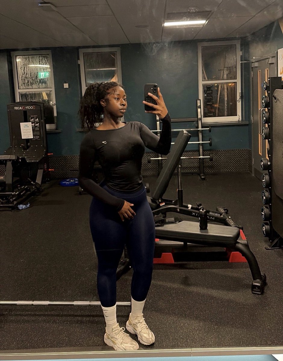 taniolaaa's tweet image. a mirror hates to see me cominggggg