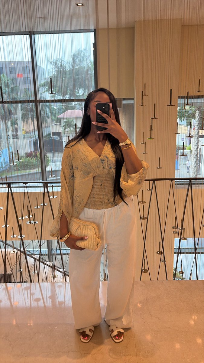 taniolaaa's tweet image. a mirror hates to see me cominggggg