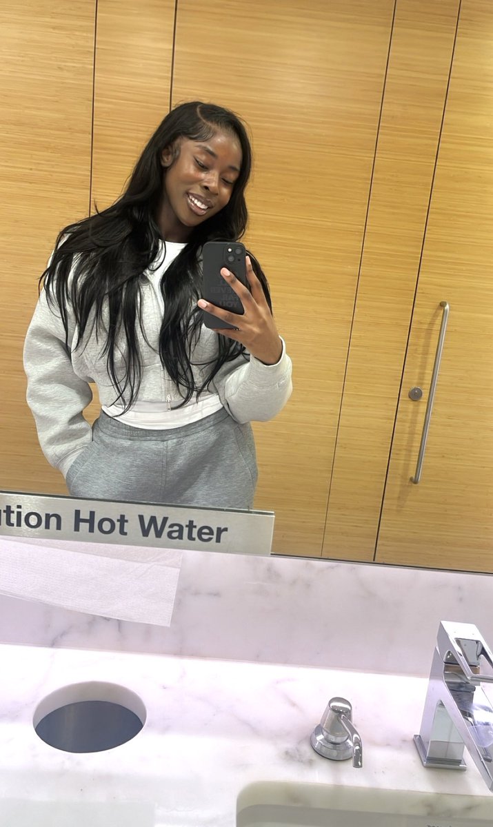 taniolaaa's tweet image. a mirror hates to see me cominggggg