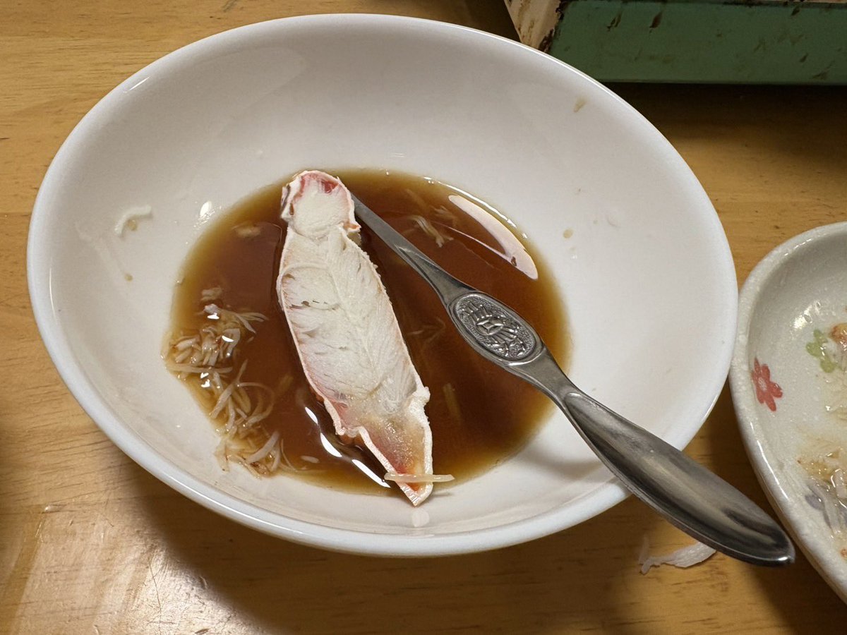 sawanuts's tweet image. 娘が遊びに来たので、夕食はカニ鍋にしました。
数年に1度活躍するカニをほじほじする例のアレ。
これの名前をさっと言える人はめっちゃかっこいいので(個人的評価)、ぜひ覚えてね。
「蟹甲殻類大腿部歩脚身取出器具」。
ちなみに、私は何度聞いても覚えられませーん。