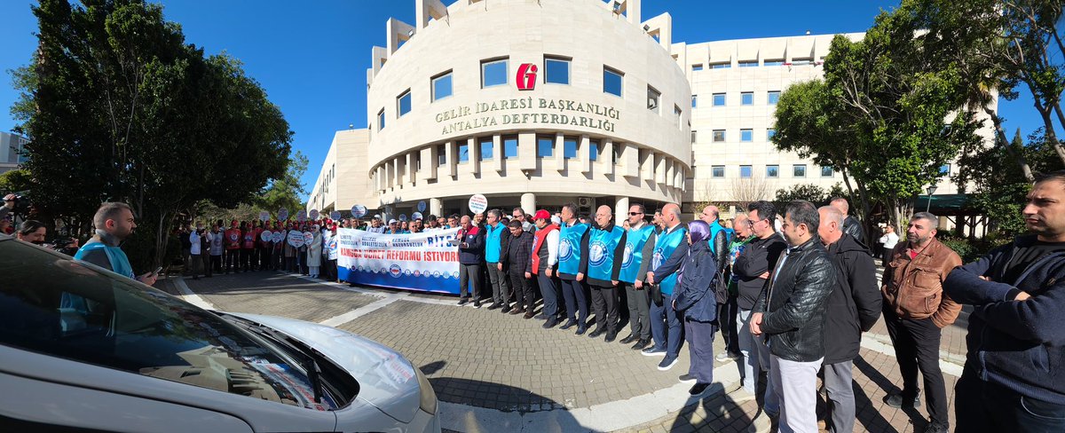🔈KAMUDA ÜCRET REFORMU İSTİYORUZ !

Bugün, 2026’nın ilk maaş gününde, kamu görevlilerimizin haklı beklentilerini dile getirmek ve oluşan mağduriyeti haykırmak için Antalya Defterdarlığı önündeydik. #ÜcretReformuŞart