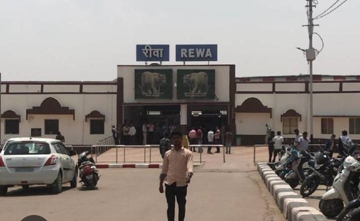 news21national's tweet photo. रीवा रेलवे पार्किंग में ठेकेदार की अवैध वसूली और मनमानी

#Rewa #RailwayParking #IllegalCollection #ContractorMisconduct #RuleViolation #PassengerIssues #PublicComplaint #news21national https://t.co/hN5R2kBw5e