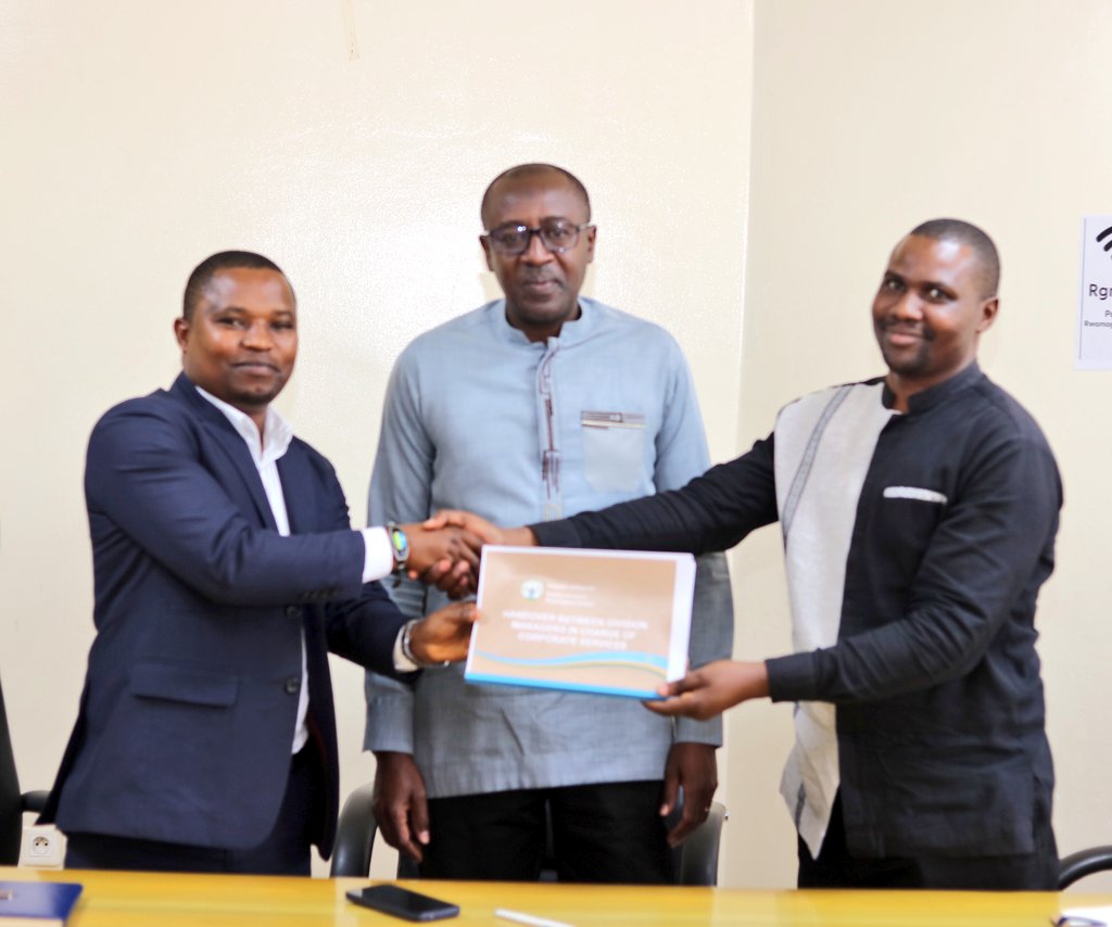 RwamaganaDistr's tweet image. Uyu munsi,Umuyobozi w'Akarere @RadjabM yayoboye umuhango w'Ihererekanyabubasha hagati ya Hagenimana Jean Damascene wari Umuyobozi Mukuru w'Imirimo rusange mu Karere na Nsanzamahoro Ernest umusimbuye mu Karere ka Rwamagana. Hagenimana akomereje izi nshingano muri @KayonzaDistrict