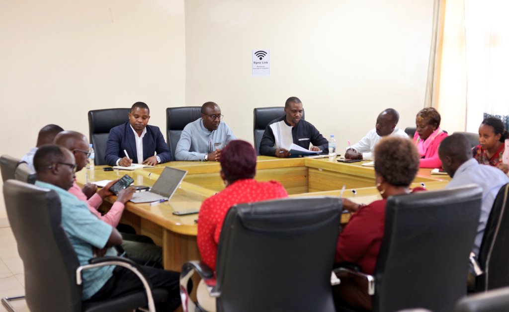 RwamaganaDistr's tweet image. Uyu munsi,Umuyobozi w'Akarere @RadjabM yayoboye umuhango w'Ihererekanyabubasha hagati ya Hagenimana Jean Damascene wari Umuyobozi Mukuru w'Imirimo rusange mu Karere na Nsanzamahoro Ernest umusimbuye mu Karere ka Rwamagana. Hagenimana akomereje izi nshingano muri @KayonzaDistrict