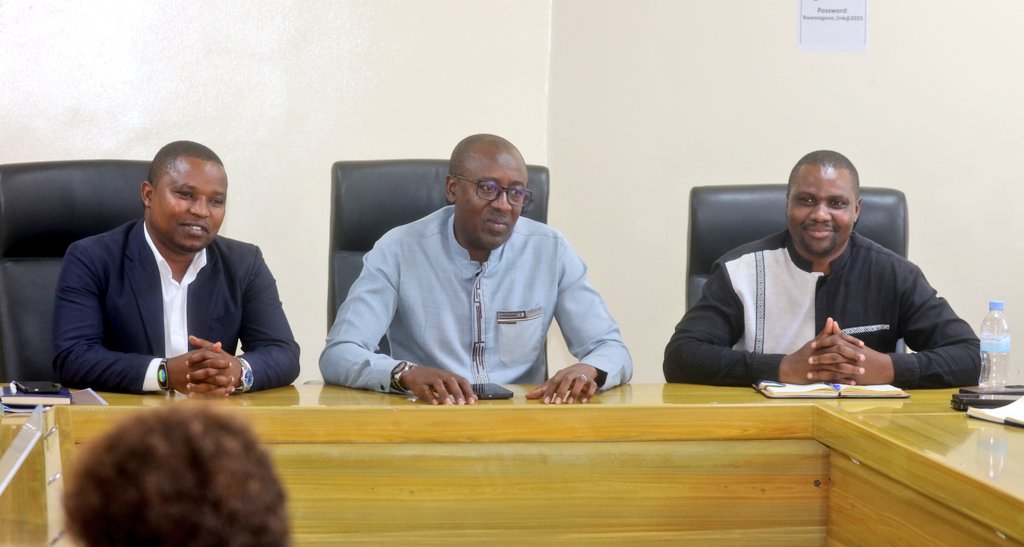 RwamaganaDistr's tweet image. Uyu munsi,Umuyobozi w'Akarere @RadjabM yayoboye umuhango w'Ihererekanyabubasha hagati ya Hagenimana Jean Damascene wari Umuyobozi Mukuru w'Imirimo rusange mu Karere na Nsanzamahoro Ernest umusimbuye mu Karere ka Rwamagana. Hagenimana akomereje izi nshingano muri @KayonzaDistrict