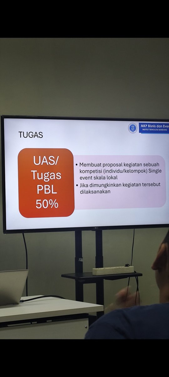 asamkonjugasi's tweet photo. HAMPIR KELUPAAN
heres the review
1. FK3055 Bisnis dan Management Event Olahraga
menurutku kalo kalian mau ambil kelas ini minimal bgt udah familiar sama hierarki pertandingan/kompetisi olahraga di inter dan indo. specifically lebih bagus lagi kalo paham juga sama futsal dan- https://t.co/SITlI9Osjp