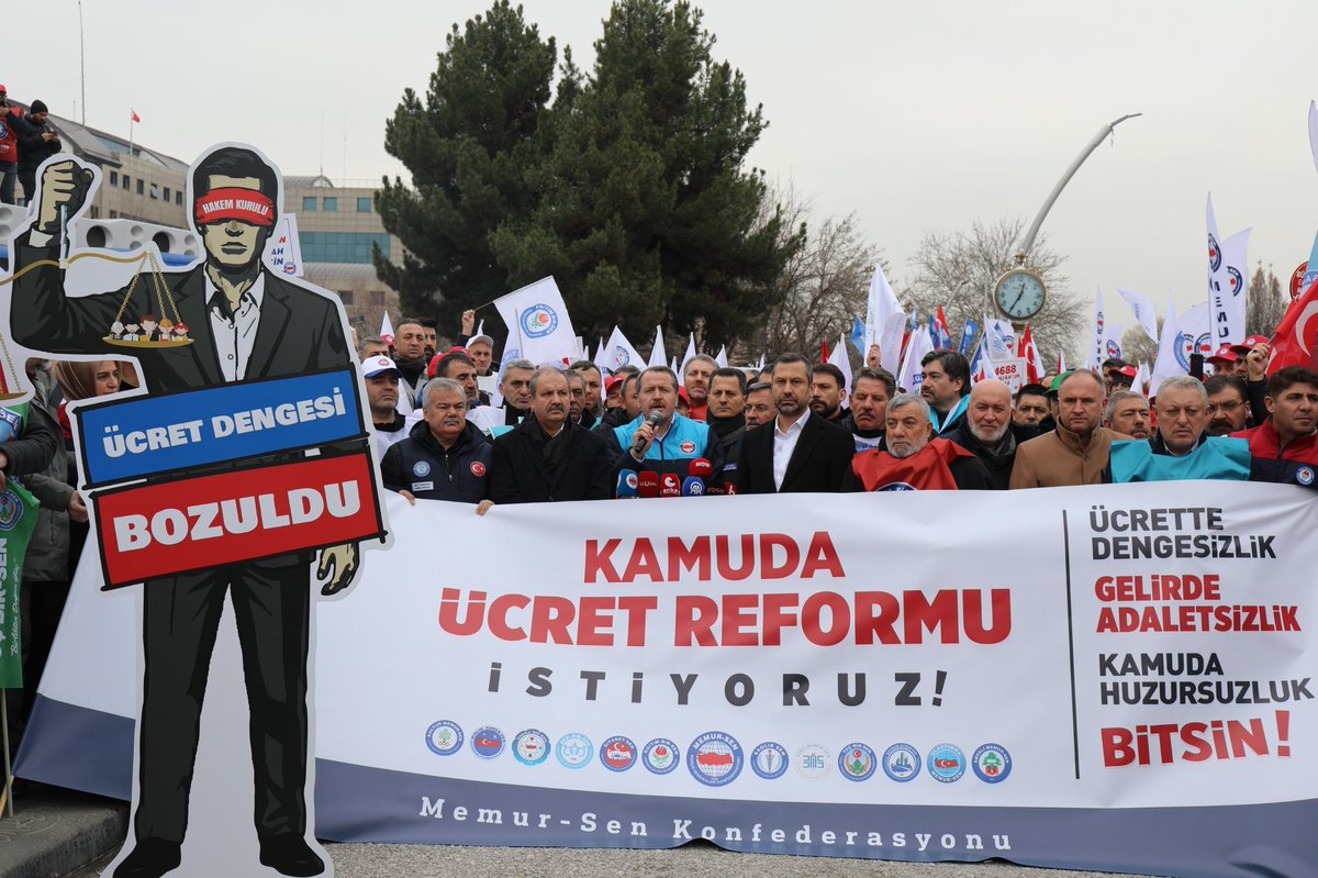 Bem_Bir_Sen's tweet photo. ❗️Uzlaşmadığımız/kabul etmediğimiz 8.Dönem Toplu Sözleşme Hakem Kurulu Kararlarına istinaden 2026 yılının ilk maaş günü olan 
15 Ocak 2026’da, kamuda yaşanan ücret adaletsizliğine bir kez daha dikkat çekmek; alınterimizin karşılığını almak, Hak, Emek ve Adalet için Ankara’da T. C. Hazine ve Maliye Bakanlığı önünden haykırdık 📢

Ücrette dengesizlik, 
gelirde adaletsizlik, 
kamuda huzursuzluk son bulsun…

▪️ Kamuda ücret reformu yapılmalı
▪️ Kayıpları telafi edecek, emekliye de yansıyacak seyyanen zam verilmeli
▪️ Mühendislik Meslek Kanunu çıkarılmalı
▪️ 4688 sayılı Kanun evrensel normlara uygun hale getirilmeli
▪️ Gelir Vergisi %15’e sabitlenmeli
▪️ 3600 Ek Gösterge hayata geçirilmeli
▪️ Teknik, akademik, idari personelin haklı beklentileri karşılanmalı
▪️ Yardımcı Hizmetler Sınıfı, Genel İdare Hizmetleri Sınıfına dahil olmalıdır. 

#HakEmekAdalet 
@MemurSenKonf