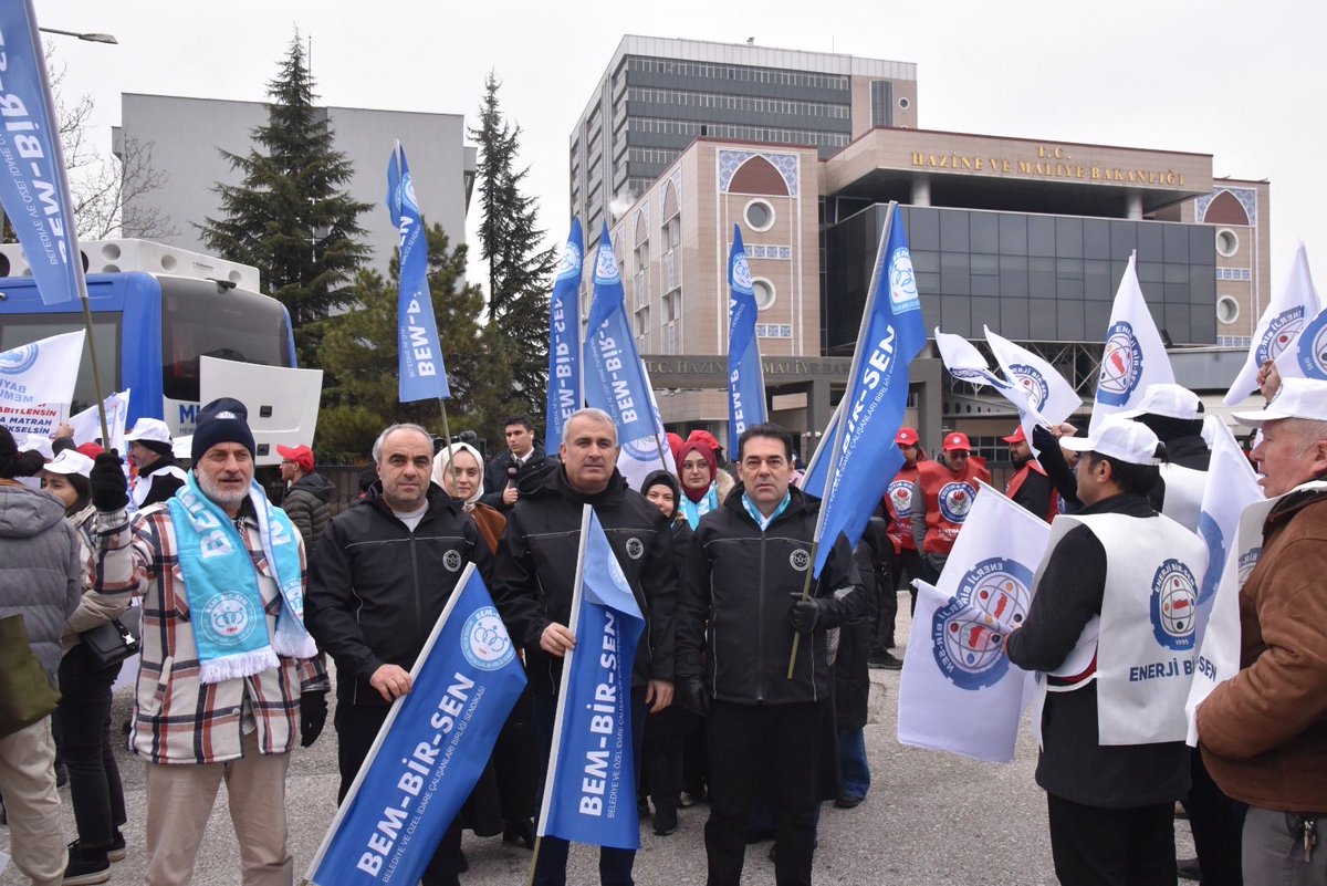 ❗️Uzlaşmadığımız/kabul etmediğimiz 8.Dönem Toplu Sözleşme Hakem Kurulu Kararlarına istinaden 2026 yılının ilk maaş günü olan 
15 Ocak 2026’da, kamuda yaşanan ücret adaletsizliğine bir kez daha dikkat çekmek; alınterimizin karşılığını almak, Hak, Emek ve Adalet için Ankara’da T.