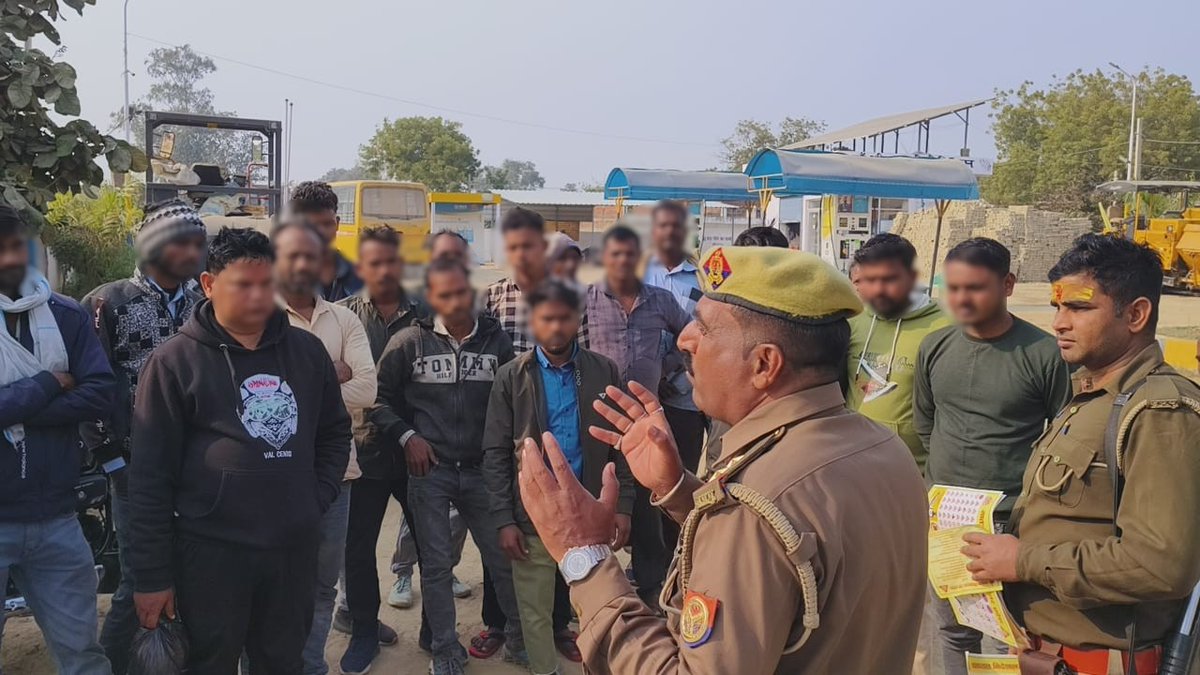 kaushambipolice's tweet image. #राष्ट्रीय_सड़क_सुरक्ष_माह_2026 के दृष्टिगत थाना कड़ाधाम द्वारा “No Helmet No Fuel” अभियान के अंतर्गत थाना क्षेत्रान्तर्गत सड़क सुरक्षा एवं यातायात नियमों के प्रति आमजनमानस एवं वाहन चालकों को जागरूक करते हुए यातायात नियमों का पालन करने हेतु शपथ दिलाई गई।
#RoadSafety 
#SaveLife