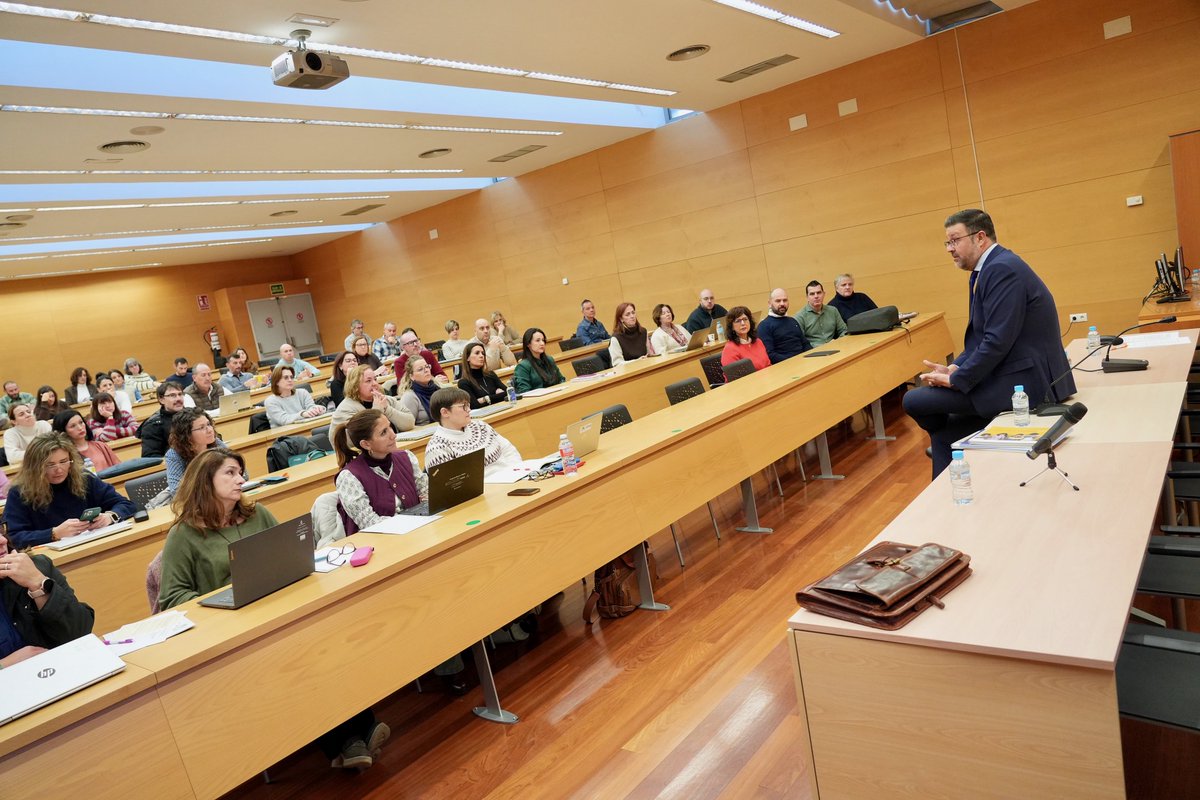 amadorpastorn's tweet photo. Hoy ha dado comienzo el II Encuentro Regional de Equipos Directivos en Toledo. Un encuentro que busca el fortalecimiento de la formación de los equipos directivos como motores de cambio, innovación y cohesión de la comunidad educativa. https://t.co/PGBmyGzD05