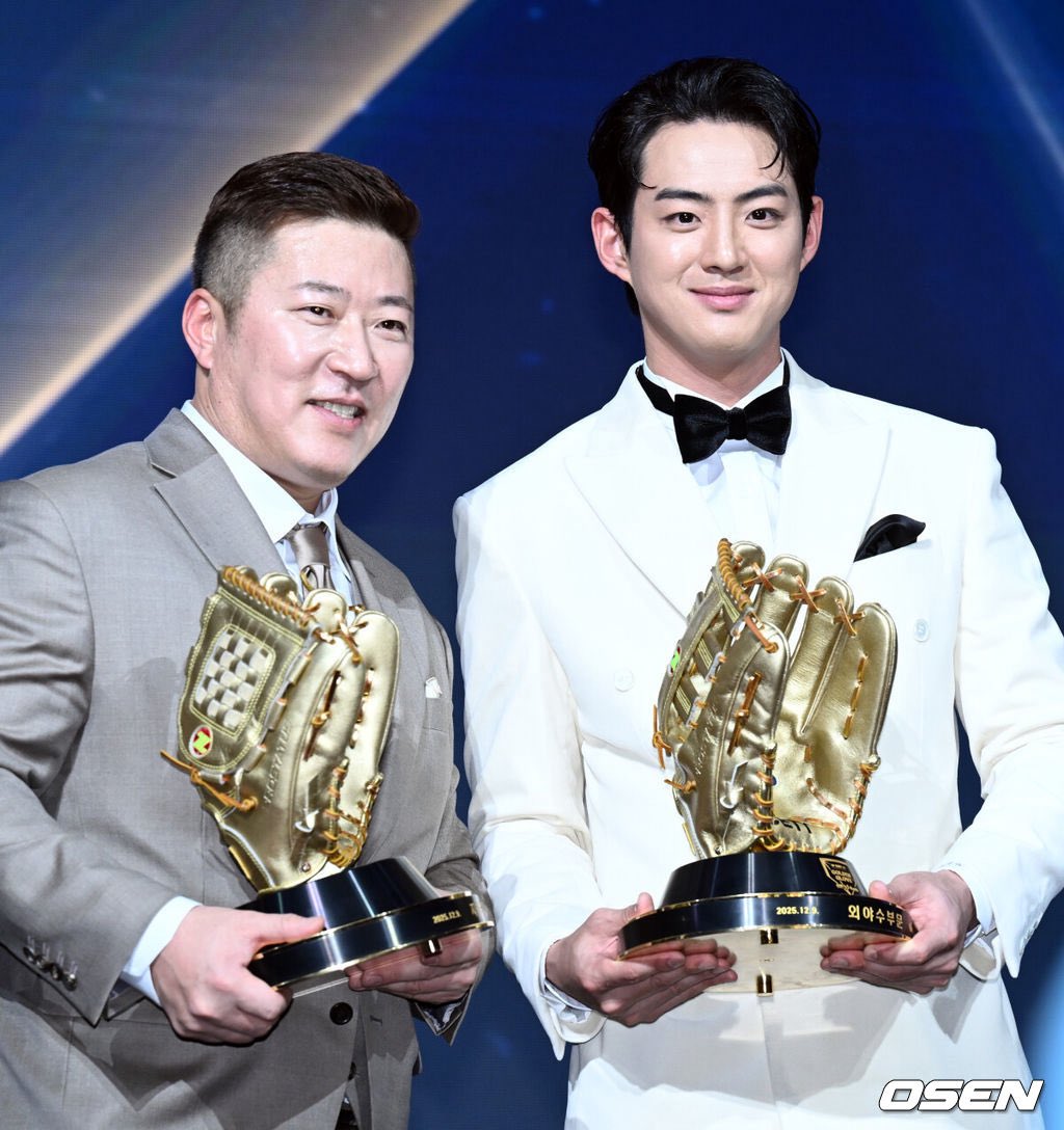 왕조 시절 막내였던 구자욱은 어느덧 주장 중책을 맡을 만큼 부쩍 자랐다. 그래도 최형우의 눈에는 여전히 20대 초반이란다.  그는 “대견하긴 한데 아직도 제 눈에는 20대 초반의 키 큰 그냥 그런 애로 보인다. MVP를 타더라도 마찬가지일 것”이라고 말했다.