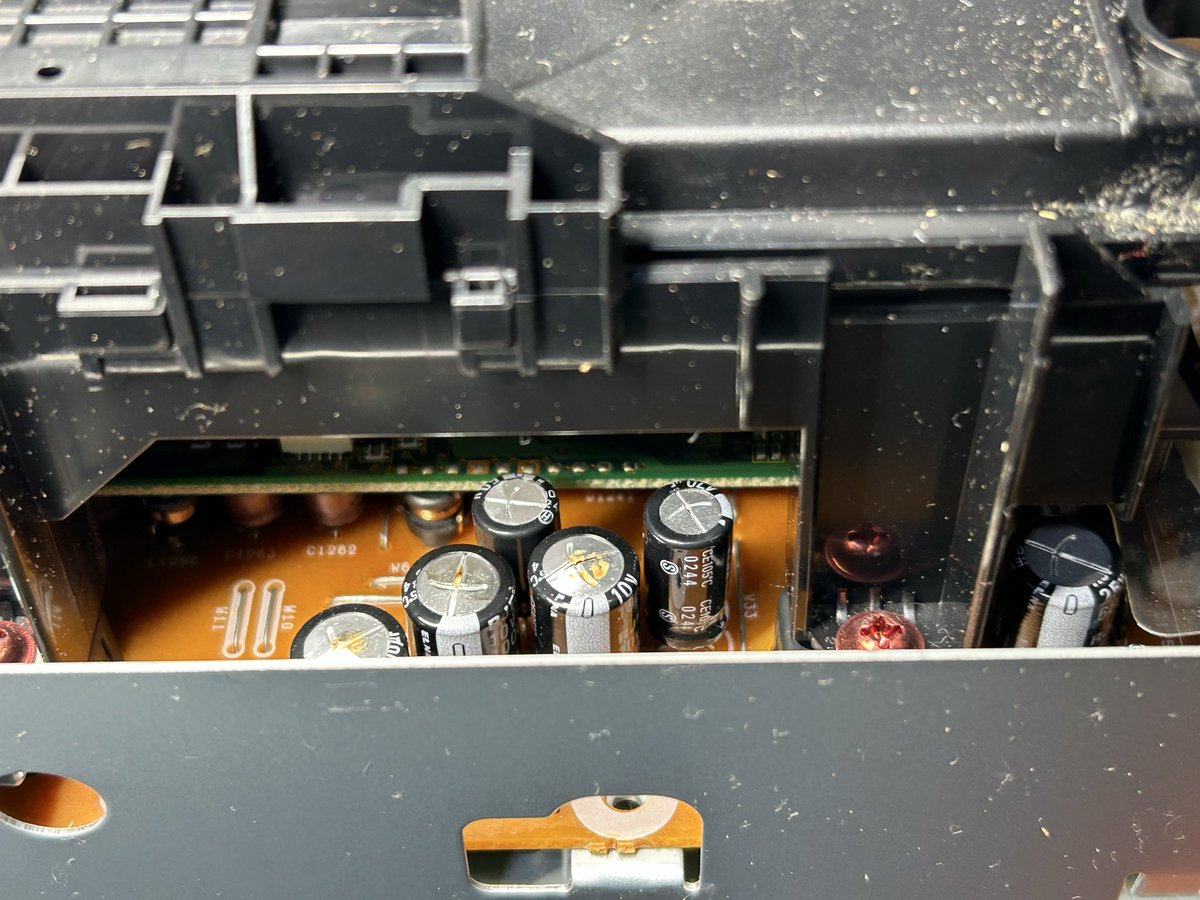dansanhidesan's tweet photo. 電源が入らなくなっちゃったんですけど

と、依頼されたビデオの複合機

まあわかりやすくコンデンサ膨らんじゃってます https://t.co/dtSCc5L7NZ