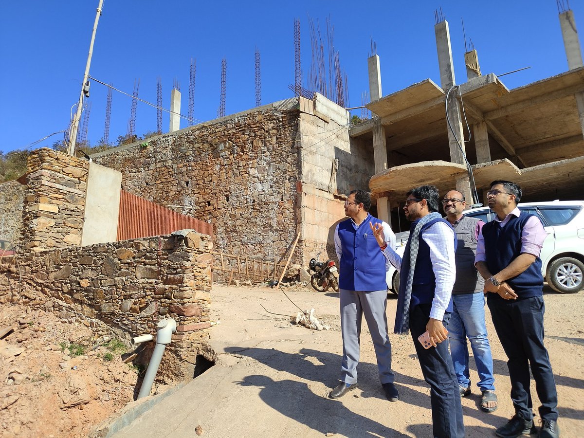 UdaipurDm's tweet photo. मुख्यमंत्री श्री भजनलाल शर्मा के निर्देशन में चल रहे विशेष अभियान और जिले में अरावली पर्वतमाला क्षेत्र में हो रहे अवैध अतिक्रमण और निर्माण कार्यों की रोकथाम हेतु जिला कलेक्टर नमित मेहता ने सख्त रुख अपनाया है।
@DIPRRajasthan
#savearavalihills #aravalliissafe https://t.co/xzUFEoXDl9
