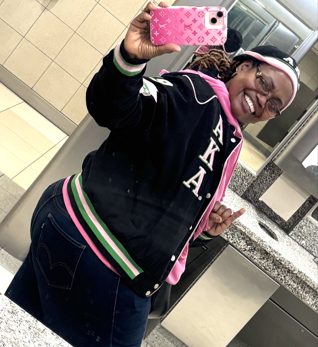 Deetroit_Dave's tweet image. #J15 is a holiday in my home. So I’d like to wish my pretty girl and all the ladies of Alpha Kappa Alpha Sorority Inc. a Happy Founders Day  #AKA 🩷💚