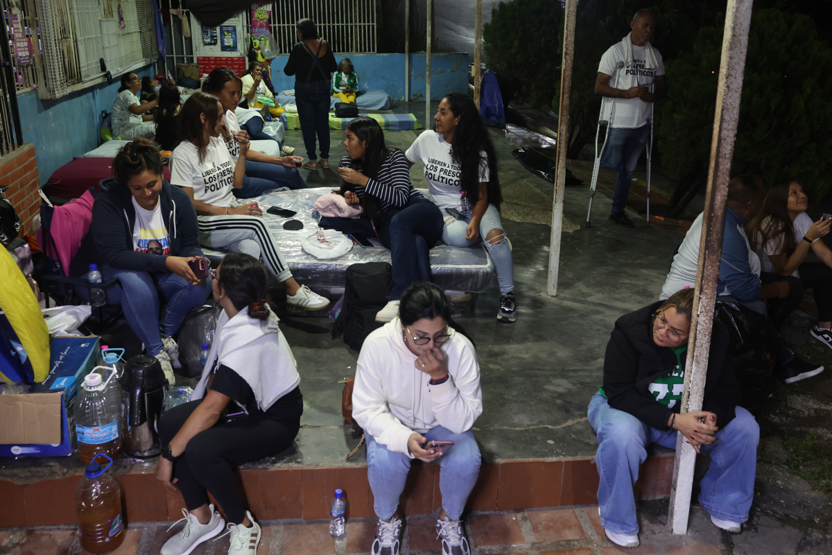 #DoralVoice  ¡Libres! Periodistas como Roland Carreño y Ramón Centeno son excarcelados. ONGs verifican 84 liberaciones, mientras el gobierno asegura que son 406. Sigue la vigilia de familiares. 🔓📝
doralvoice.com/periodistas-y-…