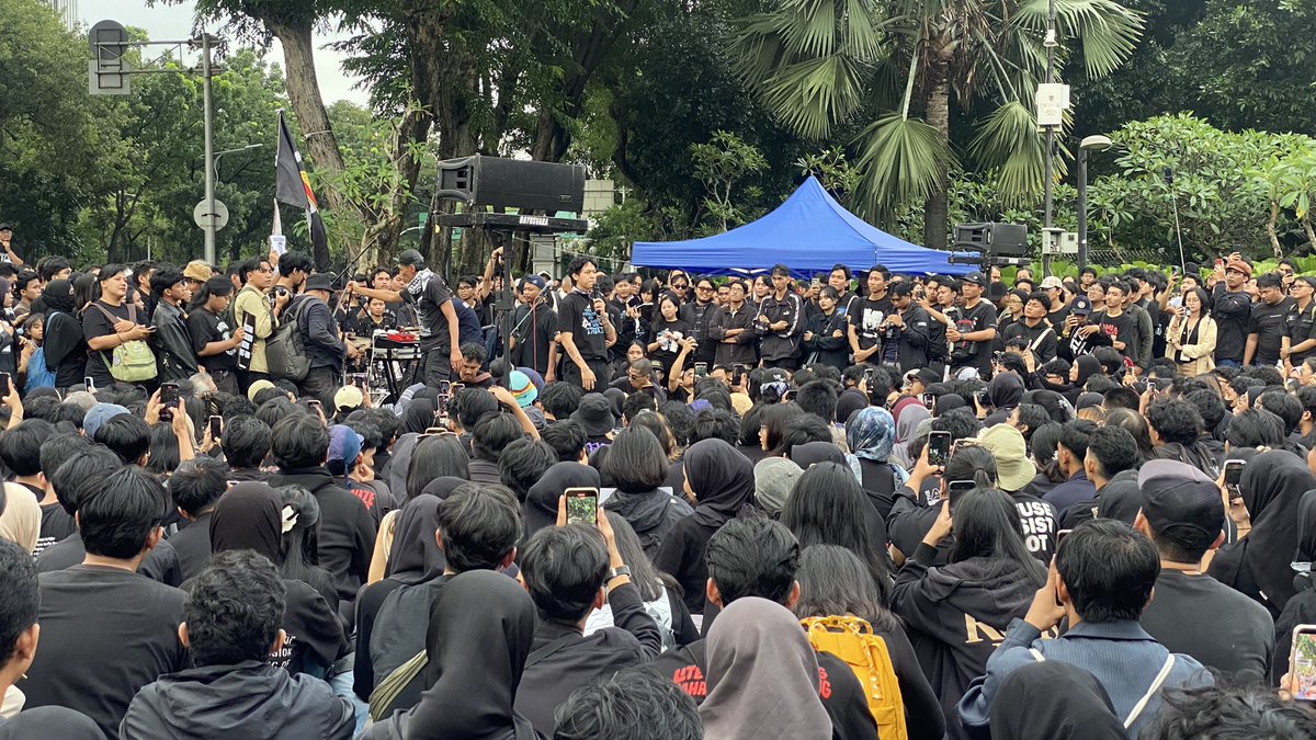 pgybncrwdsrf's tweet image. 19 Tahun
Masih mundur lima langkah