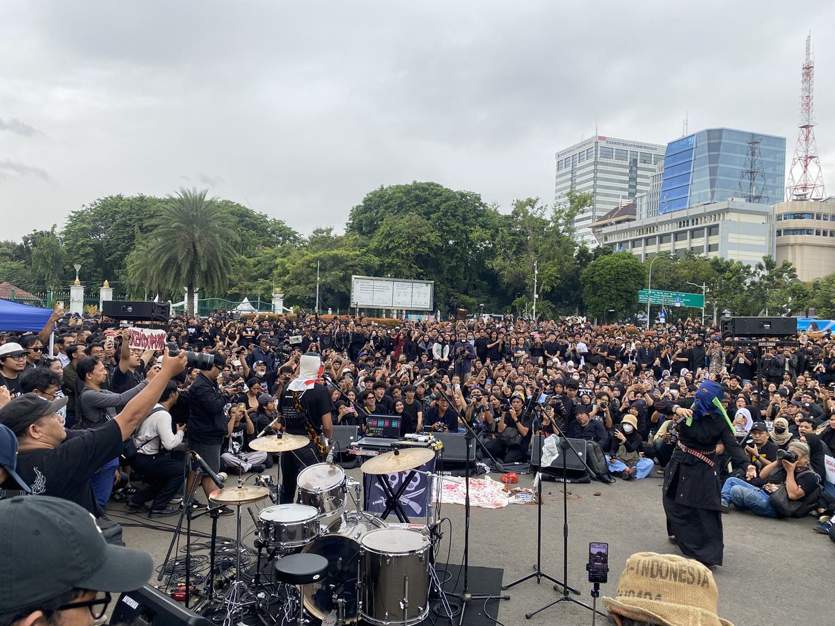 pgybncrwdsrf's tweet image. 19 Tahun
Masih mundur lima langkah