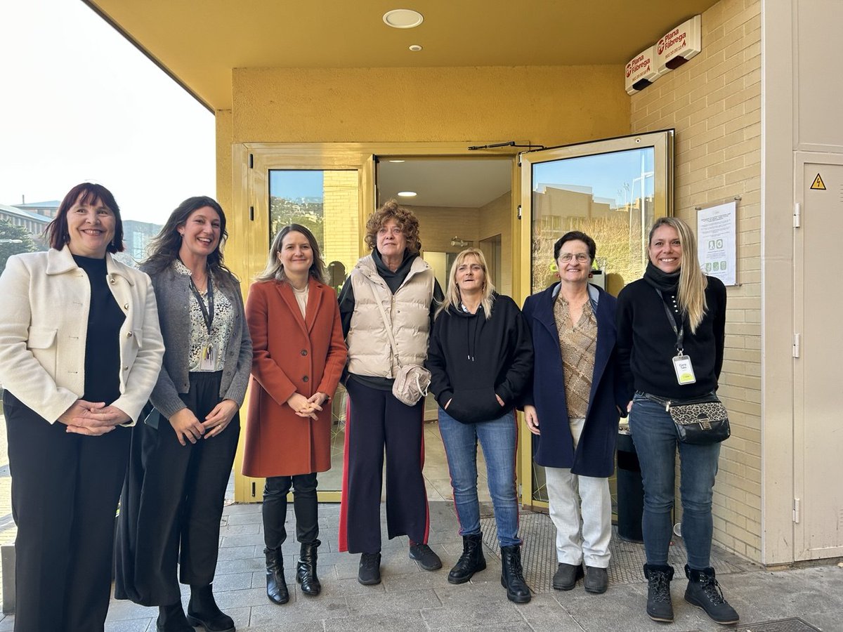 CentreAssis's tweet photo. Reunits amb la consellera de Drets Socials @monicambravo, la directora dels serveis territorials de BCN, Carme Esquirol, i la comissionada d'acció social de l'Ajuntament de BCN, @Soniafor per abordar els enormes reptes del #sensellarisme a casa nostra.  

Gràcies per la visita!🤝 https://t.co/RDMMAd1VsR