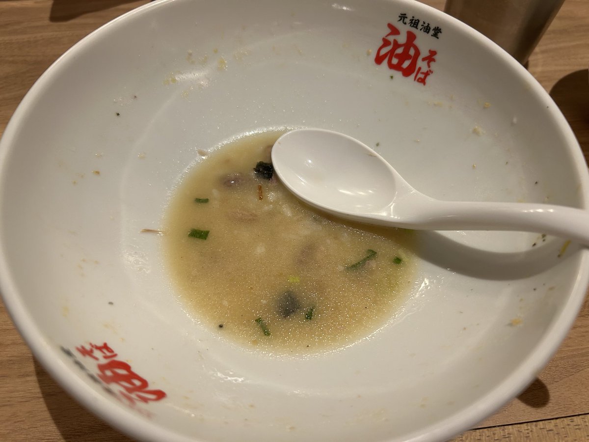 ZAz3v's tweet image. 夜ご飯に油そば食べてきた☺️
初めて油そば食べたけどすごい美味しかった！✨️
調味料で自分好みに味変したりして楽しく美味しく食べられた👏

〆はご飯🍚(撮り忘れてほぼ食べ終わってから撮った😂)